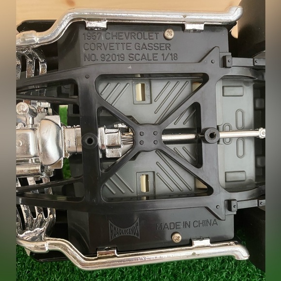 Road Legends 1957 Chevrolet Corvette Gasser 1:18 Diecast Car Black Hot Rod Flame - Picture 13 of 14